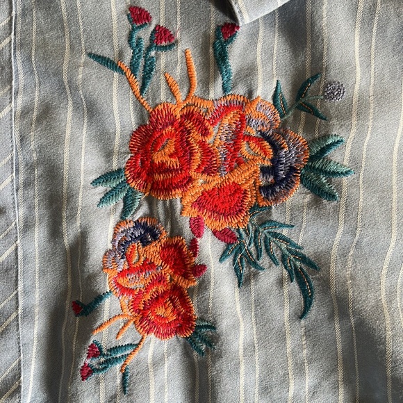 Caleoos Flowy Pinstripe Button-Up Tunic with Embroidered Flowers - Picture 7 of 10